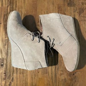 TOMS Desert Lace-Up Wedge Suede Ankle Booties, Size 10